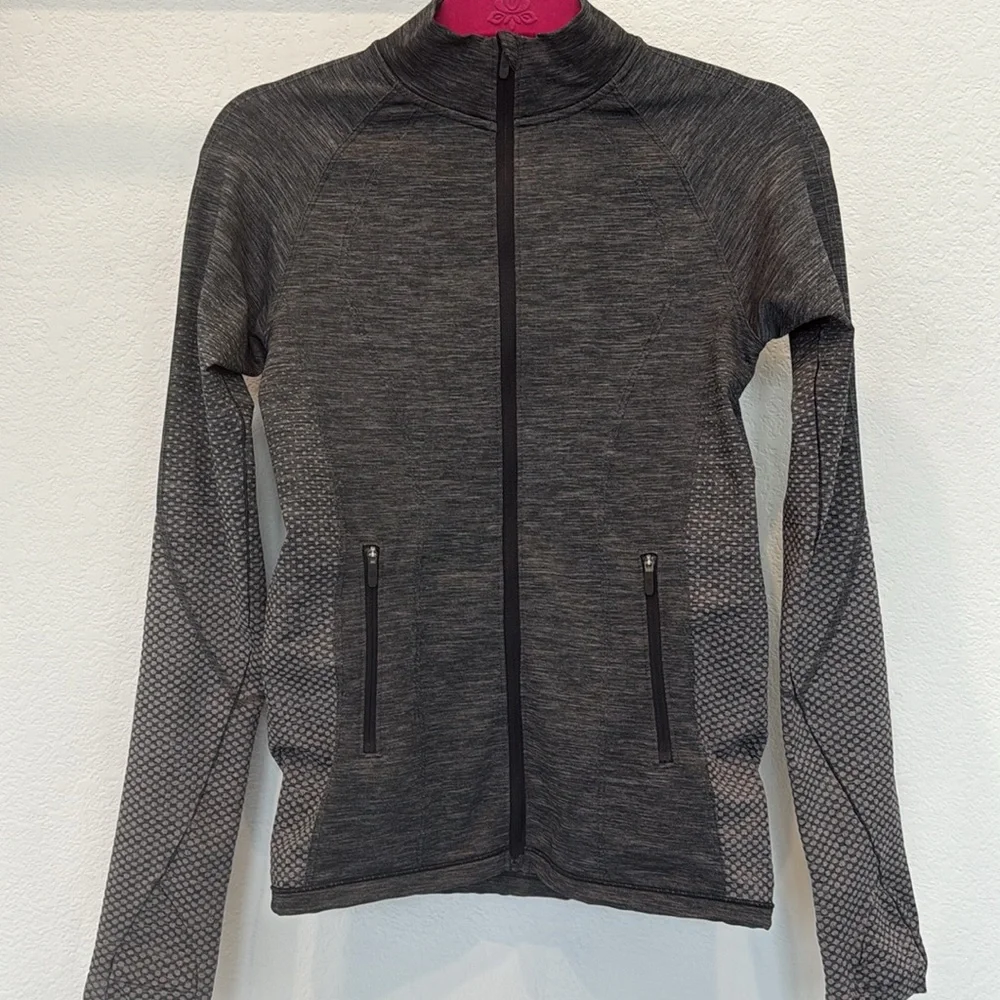 🏃♀️ NWOT - Lululemon Ready To Run Jacket Women’s size 6 in grey/black 🏃♀️ - Picture 3 of 9